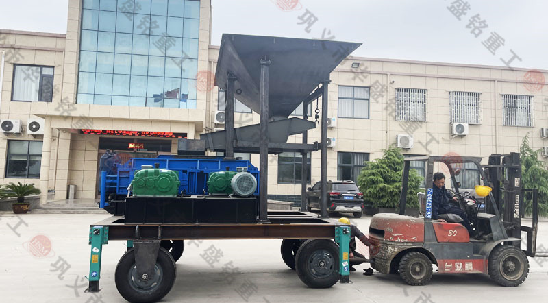 1012移動對輥破碎機(jī)時產(chǎn)量多少噸？價格多少錢一臺